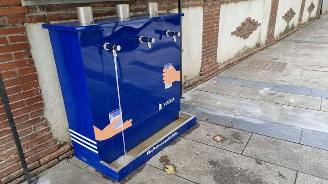 Una de las fuentes instaladas por el Consorcio de Aguas en O Barco para garantizar el suministro a la población.