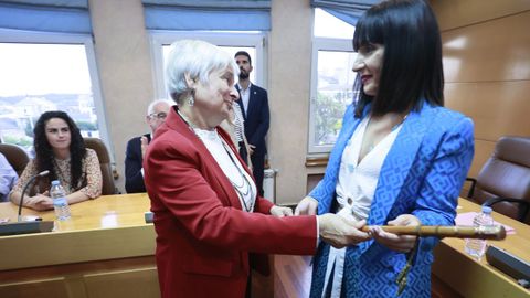 Marta Rouco, a la derecha, recibiendo de Elba Veleiro el bastn de mando.