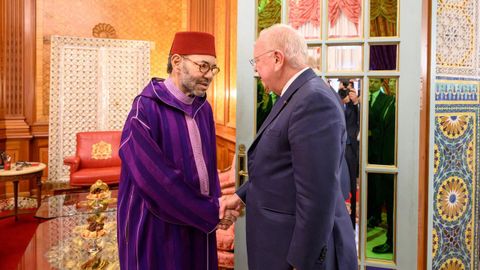 El rey de Marruecos, Mohamed VI (izquierda), durante una audiencia concedida este a�o en el palacio real de Casablanca.