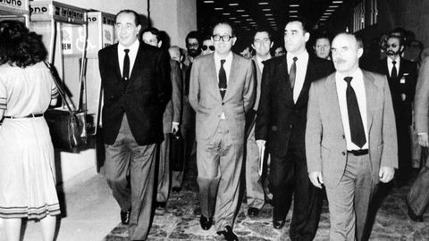 A finales de 1981, Jos� Quiroga recorr�a las instalaciones del aeropuerto de Santiago con el ministro de Transportes.
