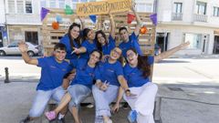 Miembros de la comisi�n de A Barqui�a, ayer, ultimando los preparativos en la Praza do Recheo.