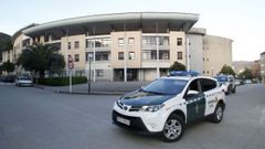 Autom�viles de la Guardia Civil ante la residencia de ancianos de Quiroga, ahora sujeta a medidas especiales de seguridad