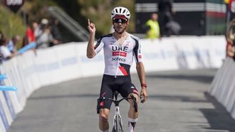 Adam Yates celebra su victoria en Xunqueira de Espadanedo.
