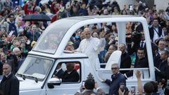 El papa Le�n XIV se vuelve a subir al papamovil tras su operaci�n 