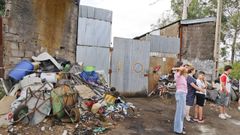La chatarra crece en los m�rgenes de la v�a p�blica en Cea