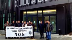 La concentraci�n se desarroll� a la puerta de los juzgados.