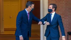 El presidente del Gobierno, Pedro Snchez, y el lder del PP, Pablo Casado, se saludan con el codo antes de una reunin en la Moncloa  el pasado mes de septiembre