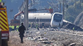 La maquinaria pesada trabaja sobre el terreno para levantar los vagones siniestrados en Adamuz