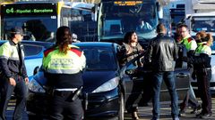 Los Mossos desalojan a decenas de independentistas que cortaban la AP7