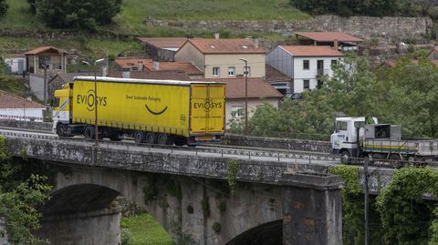 Por la localidad de Portomouro, en Val do Dubra, circulan al d�a unos 6.000 coches, a los que se unen medio millar de veh�culos pesados