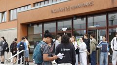 Estudiantes frente a la Facultad de Humanidades en Lugo, en una imagen de archivo. 