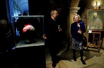 El presidente del Consello da Cultura Galega, Ram�n Villares, gu�a a la embajadora de Australia en Espa�a, Jane Hardy, por la exposici�n dedicada a fray Rosendo inaugurada ayer en Santiago.