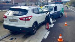 El turismo se sali de su carril y colision contra la furgoneta aparcada.
