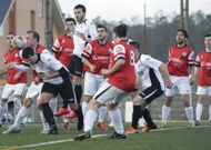 El Cerqueda dobleg� a un Laxe que agrad� en el partido. 