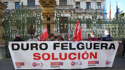 Concentracin de trabajadores de Duro Felguera frente a la Junta General