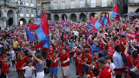 Aficionados de la UD Ourense esperan en la Plaza Mayor a que finalicen las recepciones institucionales.