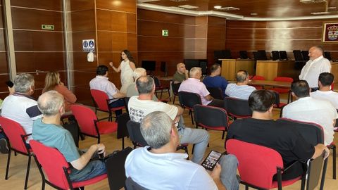 El alcalde de Culleredo, Jos� Ram�n Rioboo, a la derecha de la imagen, en la reuni�n con los taxistas