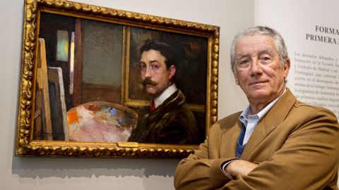 Fernando �lvarez de Sotomayor con el autorretrato de su abuelo, que es de su propiedad