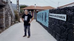 Xulio Fontes, ante uno de los murales que pintó en Forxán (Quintela de Leirado), y al fondo, otra de las puertas que coloreó.