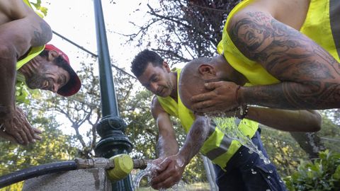 Trabajadores de la construcci&oacute;n haciendo una pausa para refrescarse.