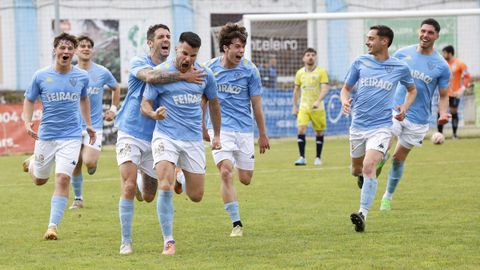 El Ribadeo celebra un tanto ante la Residencia en el duelo decisivo que les dio el pase a la fase de ascenso a Preferente.