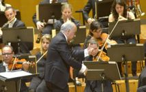 <span lang= es-es >De momento, hoy, a las 21 horas.</span> La Real Filharmon�a celebra esta noche a las 21.00 horas un concierto bajo la direcci�n de Maximino Zumalave (en la foto) en el que interpretar� la sinfon�a 9 de Schubert y el �R�kert lieder� de Mahler con la presencia del bar�tono Andr� Morsch.