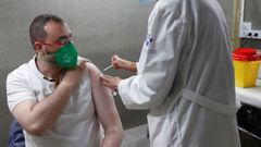 Adri�n Barb�n recibe la primera dosis contra el coronavirus