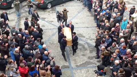 Llegada, entre aplausos, del fretro con los restos de Vicente lvarez Areces a su capilla ardiente en el ayuntamiento de Gijn