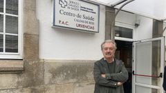 Juan Manuel Rey, alcalde de Caldas, delante al PAC y del centro de salud, ubicado en el paseo de Romn Lpez