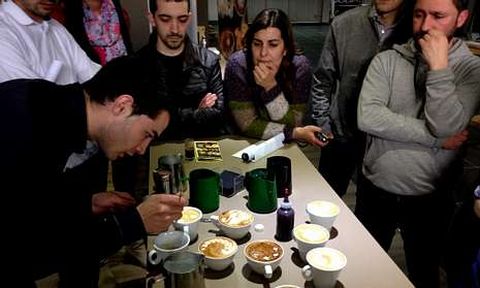 Los hosteleros recibieron una master class del barista Dami�n Seijas en el aula formativa de Coffee Spirit.
