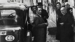 Primero por la izquierda, el p�rroco don Rogelio, en una foto en la que sale tambi�n su sobrino (segundo por la derecha) que era esp�a ingl�s que fue quien facilit� que llegasen hasta a A Lama los perseguidos por el nazismo.