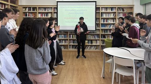 La comunidad educativa del IES rinde un homenaje a Miguel Ramos, por su galardón