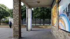 Los j�venes se re�nen en los soportales cercanos al parque infantil de Agros de Ram�rez