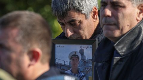 El padre del marinero ruso Georgi Shakuro sostiene el retrato de su hijo durante una ceremonia en memoria de los cados en Sebastopol.