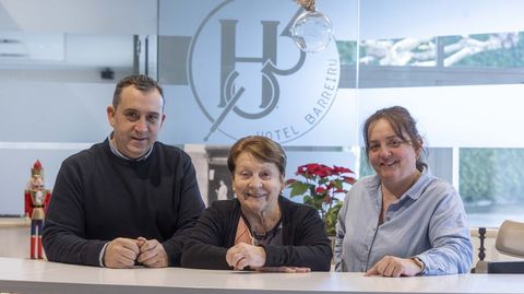 Dolores Vieites, rodeada por sus hijos Ana y Manuel, que regentan el negocio en la actualidad