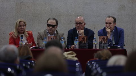 Presentaci�n del libro �Viaje al pa�s de la soledad� del periodista Domingo Gonz�lez (segundo por la derecha), este jueves en la ONCE