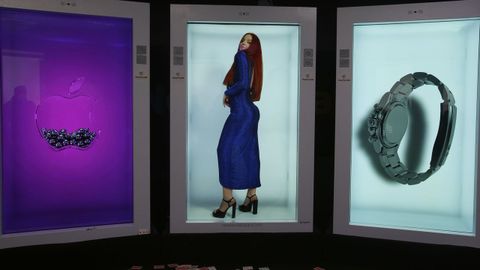 La modelo en la cabina de hologramas