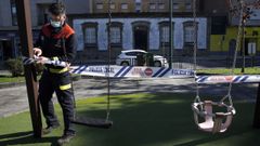 Miembros del GAEM, en una foto de archivo de finales de noviembre, en el momento en que se cerraron los parques infantiles de Ribeira