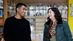 Nico Meja y Esperanza Sande, en la biblioteca de la EPA Ro Lrez de Pontevedra