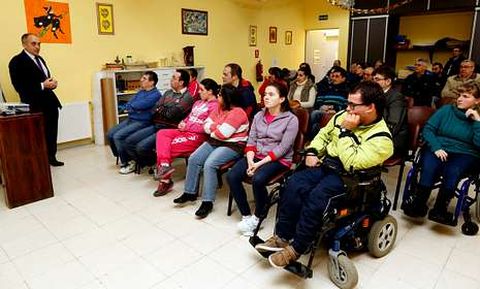 A la jornada asistieron usuarios, familiares y vecinos (en la imagen, ponencia de Luis Garc�a).