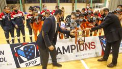 Edu, el capit�n burelista, recibe la segunda Copa Galicia de la entidad mari�ana