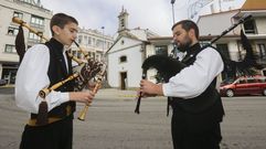 Dos gaiteiros de Inllar, en unas fiestas de A Barquia, Ponteceso