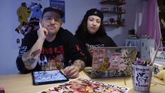 Anxo Varela e L�a Carballo, co cartel do entroido de Ver�n en primeiro plano, no seu estudo Choro Club.