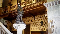 Interior del pazo de Meir&aacute;s, con numerosos trofeos cineg&eacute;ticos al fondo.