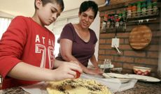 Su hijo Brais se ha convertido en el mejor ayudante de cocina de Merchi. El peque�o, Mateo, prefiere jugar y comerse la tarta. 