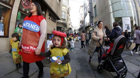 Los nios del Jaime Balmes disfrazados de contedores de reciclaje. VOZ NATURA