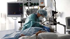 Una enfermera atiende a un paciente en la UCI de la Cl�nica Universidad de Navarra