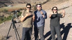 F&aacute;tima, junto a dos compa&ntilde;eros en una expedici&oacute;n para ver un eclipse total