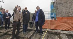 El conselleiro visit� ayer la cubierta del conjunto hist�rico y art�stico, donde se han llevado a cabo obras de rehabilitaci�n.