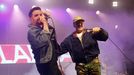 El compostelano Carlangas ?a la derecha? junto a Nuno Pico, de Grande Amore, en una imagen de archivo. Él actuará en uno de los conciertos benéficos de «Som València» en Madrid, sumándose a un cartel que ronda los 350 nombres, que se despliega a lo largo de 48 salas y que abarca 24 ciudades.